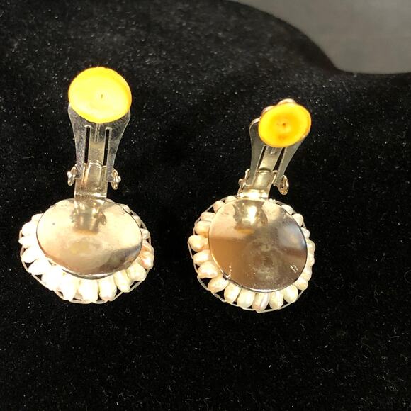 Vintage Pearl Earrings, Clip-on Cluster of Mini Pearls White Bridal Regency - Picture 4 of 6